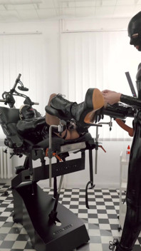 Anal inspektion av Rubberdoll Maid på kliniken