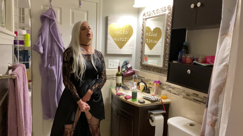 Sissy Bailey Wilde: Emo Crossdresser Puts on Buttplug and Jerks off