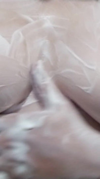 おっぱいを泡立てる