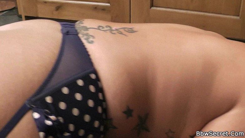 BBW Secret: Une amie BBW se rend dans la cuisine