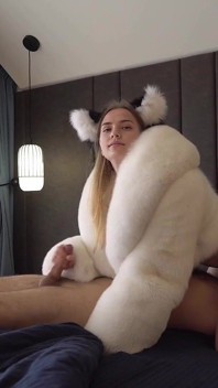 Kitty bermain peran dengan bra bulu putih, foxtail anal plug, mantel bulu putih! Crot sperma banyak banget di wajah!