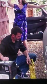 Pocta mé bývalé, cudnosti. Video na pravé obrazovce byl den, kdy jsme se setkali a její vůbec první porno