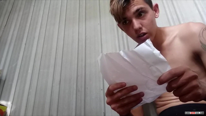 Euro boy xxx: Leo tiene que correrse por la libertad