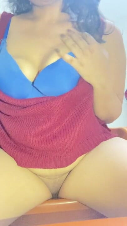 SwallowingBitch: Muskan vuole Masturbarsi molto male davanti alla sua amica !!