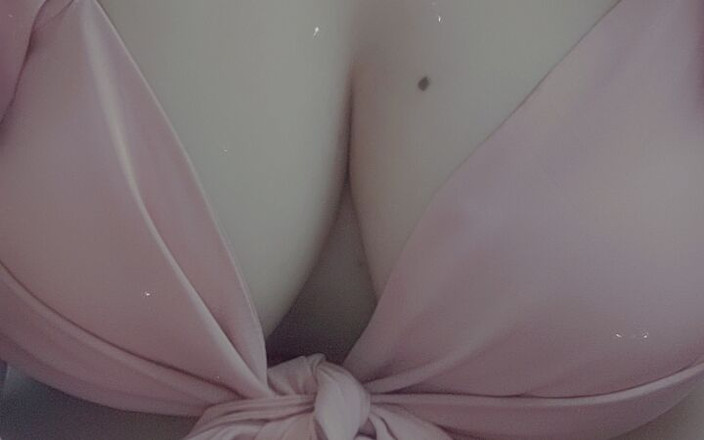 Yourbitch: Mám velká přírodní prsa na mačkání