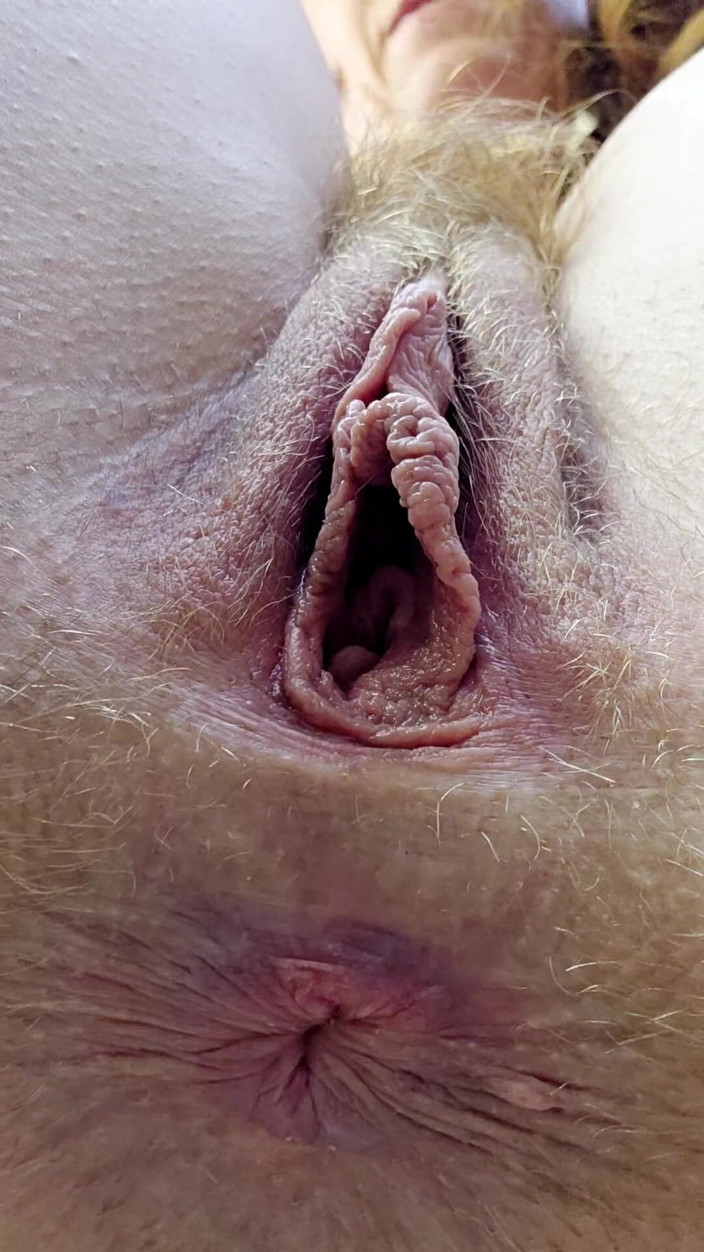 NaughtyRedFarmgirl: Diosa dominante te hace comer culo y coño