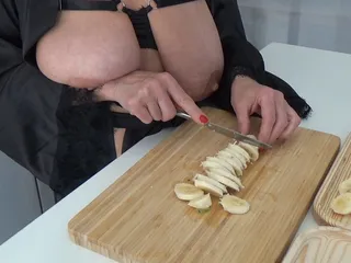 Grote hangende tieten kokend ontbijt
