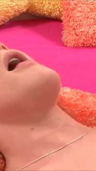 Morena babe consigue facial de tipo con suerte