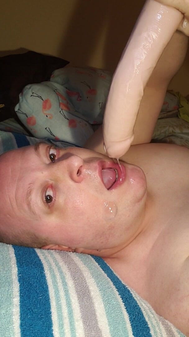 Charlieboy69: Ancora deepthroat enorme dildo
