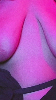 Seksi orta yaşlı seksi kadın pirsingli göğüslerle oynuyor