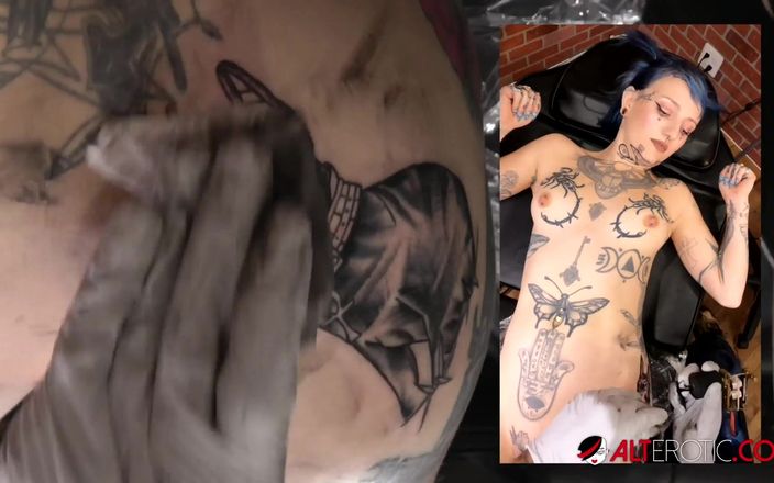 Alt Erotic: River Dawn Ink se fait tatouer puis baiser par Sascha