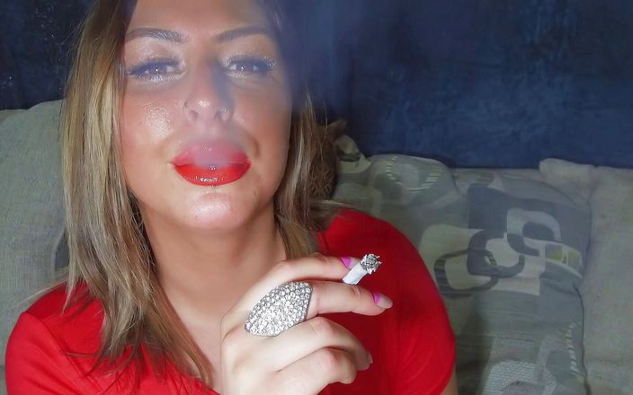 MILF MAFIA: Puta británica fumando con lápiz labial rojo