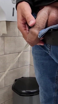 Adam tuvalette bolca işerken selfie çekiyor