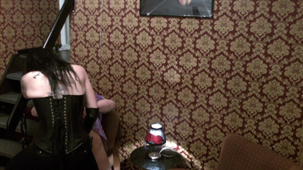 Domina Lady Vampira - SM Studio Femdom Empire: Cinta-caralho fodida pela amante com as luvas de couro