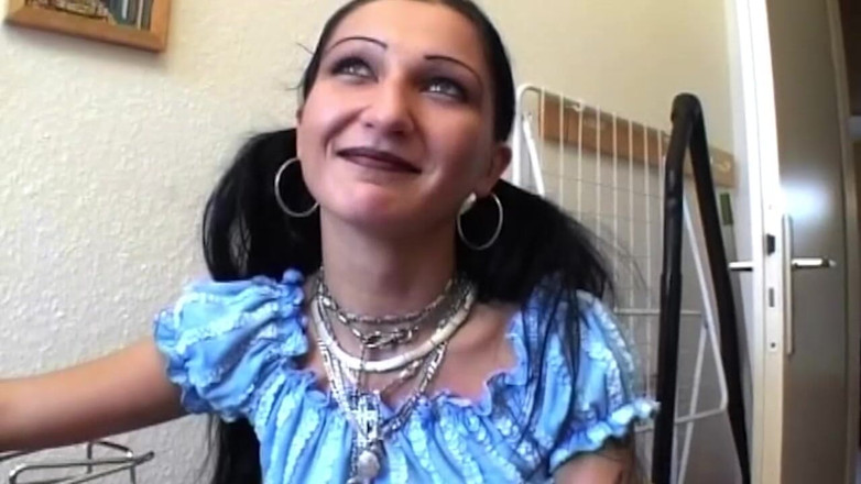 ORGASMX: Olgun esmer kadın orgazm olana kadar ıslak ıslak amcığı parmaklıyor