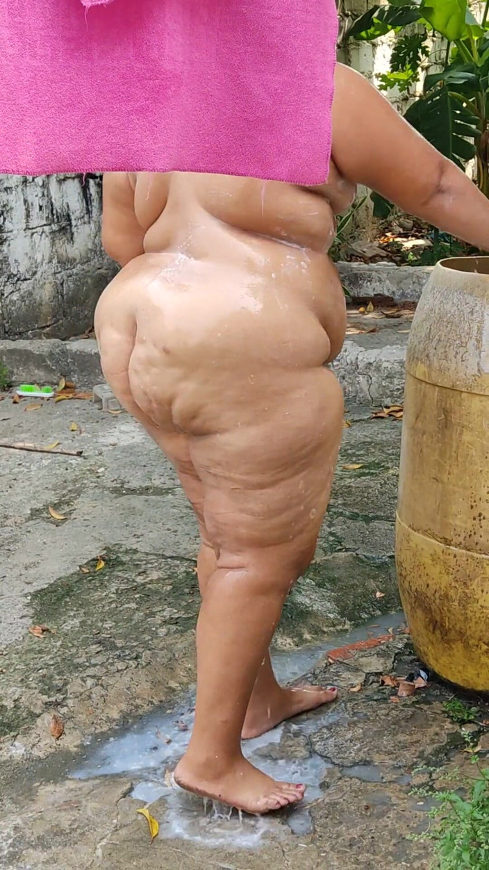 Gordita Culo Rico: My Stepson Spies on Me While I Bathe in the...
