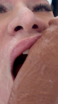 สาวMILFผมบ blond POV ดูดดิลโด้แบบน้ำลายยืด Lovense น้ำแตกพุ่ง