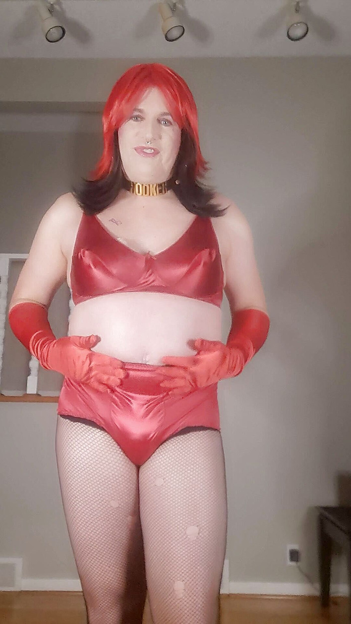 Victoria Lecherri: 你的红色缎面婊子一晚！