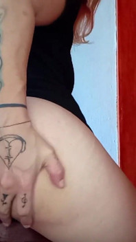 Sperimentando con le dita nel culo per vedere se osa provare l'anale con un vero pene