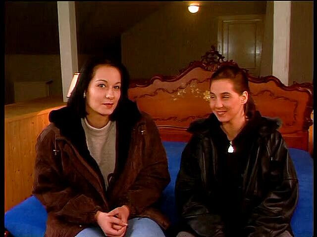 Naughty Girls: Дві чудові красуні з великими цицьками радують пизди одна одної