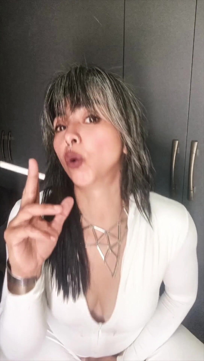 Casia Castro: Инструкции по курению в красивом белом костюме