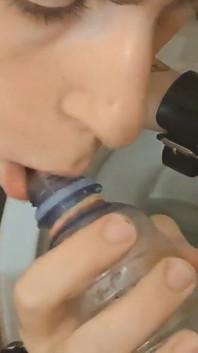 Na samém začátku degradované a svázané Aliny se dozvídá, že její potěšení je na seconu během vyčerpávající BDSM relace