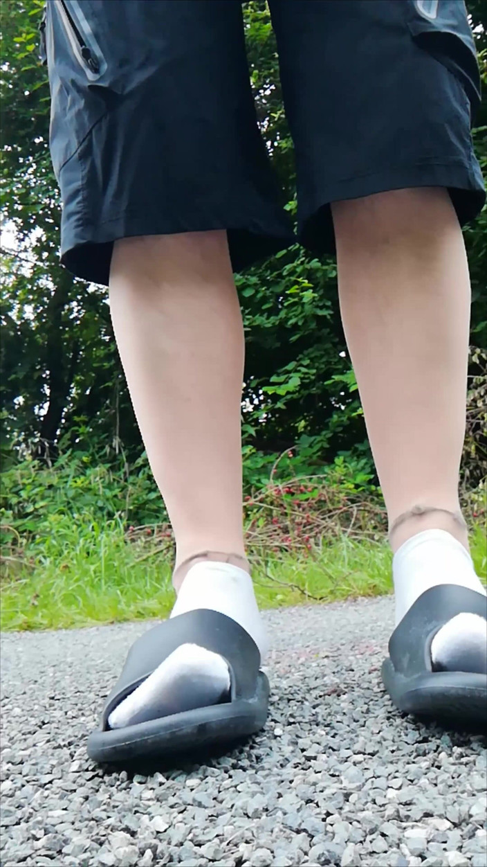 Carmen_Nylonjunge: V pantoflích a bílých ponožkách v přírodě