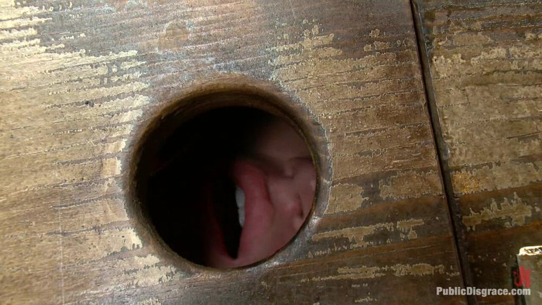 Public Disgrace by Kink: Gură, dar sexy ca naiba