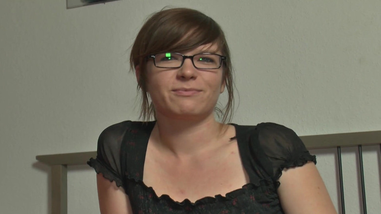Deutsche Frauen: Hot German brunette bitch enjoys hot solo action