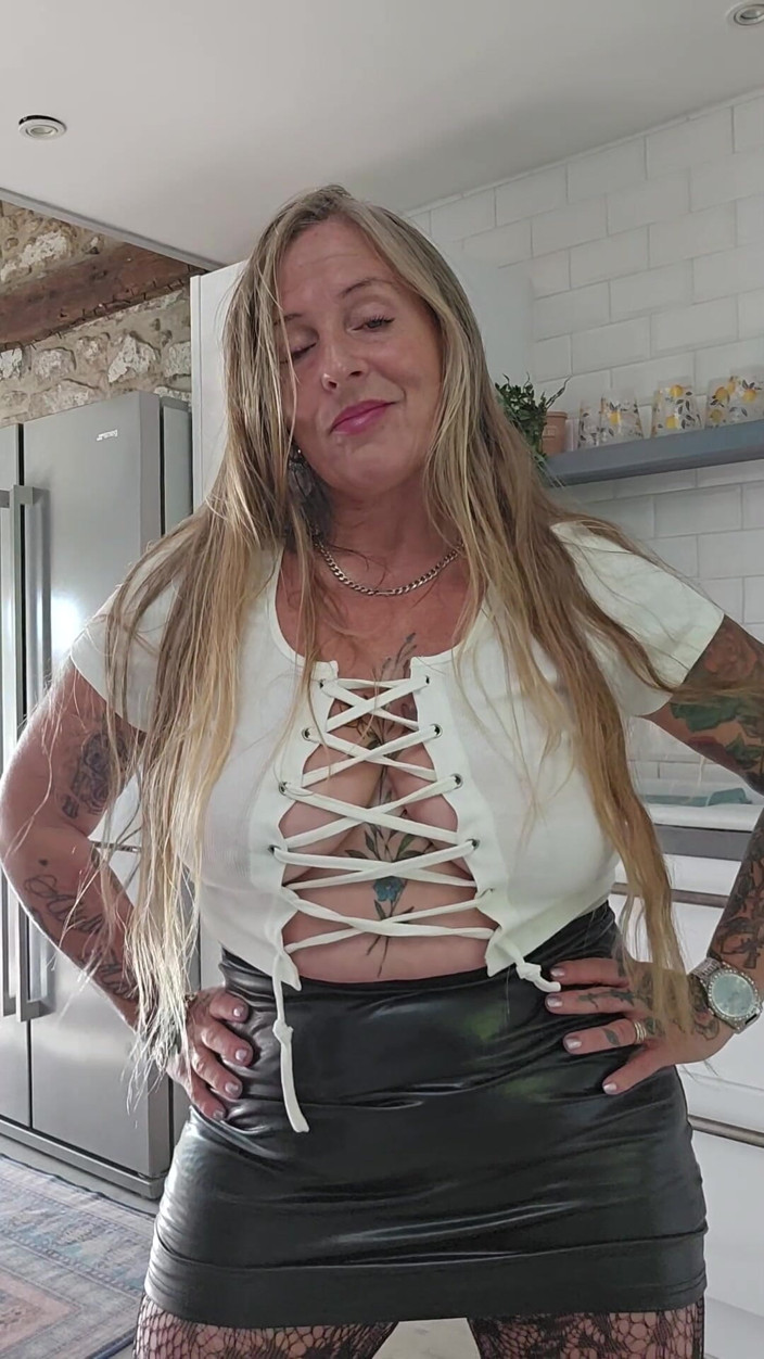 Kitty James: Drievoudige dildo rekt mijn poesje uit
