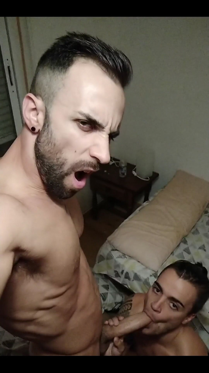 Zeus Ray: Mój przyjaciel ssie mojego penisa i połyka moją spermę