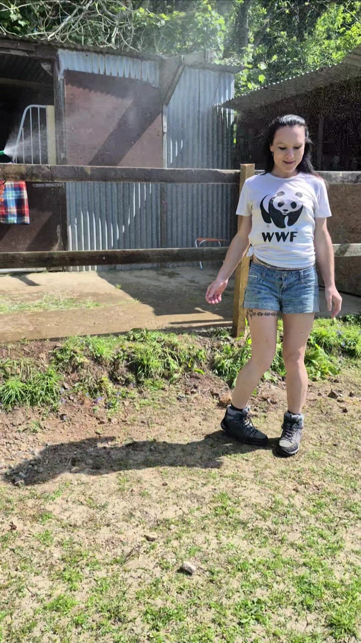 Demelza: Timp de joacă cu tricou umed - răcire sub un duș...