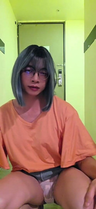 Ting Xuan öffnet die Hotelzimmertür und handelt provokativ