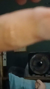 Sonntagnacht kommen mit einem vibrator im arsch