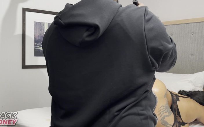 Black Money Erotica: Kamera arkası büyük götlü zenci orta yaşlı seksi kadın çok kaygan...