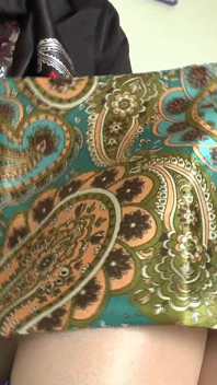 Saat hari paskah, kamu bisa ejakulasi di syal satinku, lady victoria valente