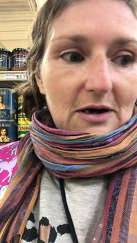 Îmi Expun Țâțele În Supermarket Pentru a-ți Arăta Cât De Frig a Fost!