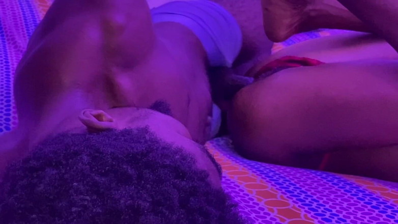 Xxx69bang: ルームメイトが私の黒いペニスにクリーミーになってる