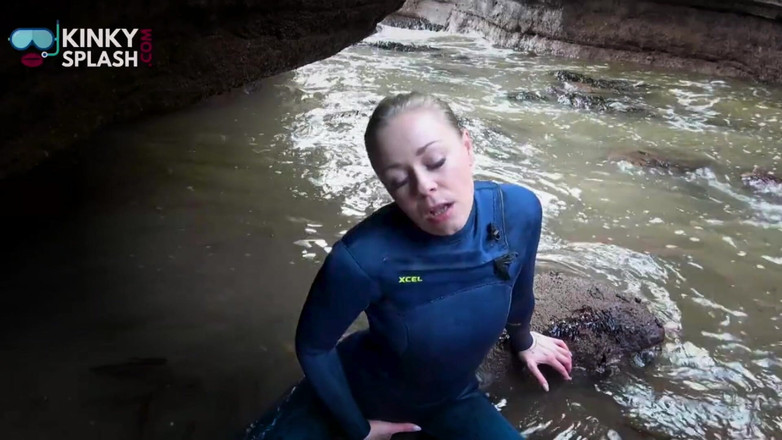 UKCuteGirl Lucy Lauren: Costum umed joi și frecare de cauciuc lângă mare