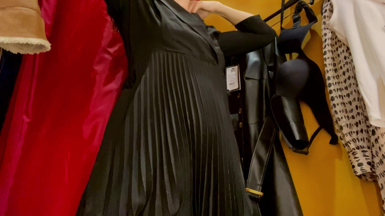 Lady Anna: फिटिंग रूम में हस्तमैथुन