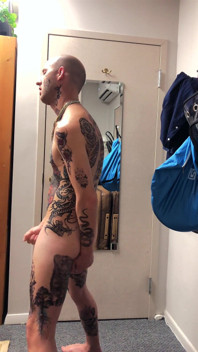 Dövmeli twink mastürbasyon tek başına