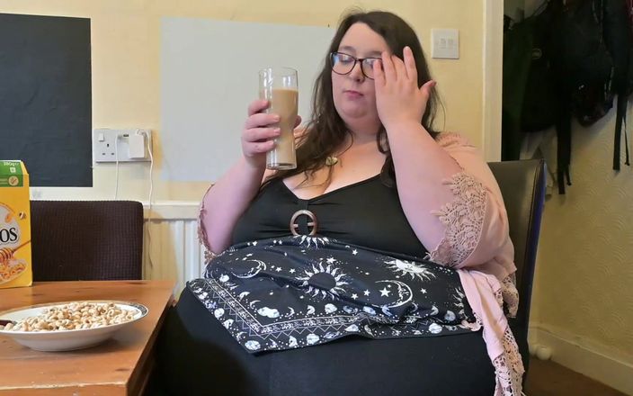 SSBBWLadyBrads: Got Milk for a Giant SSBBW Goddess