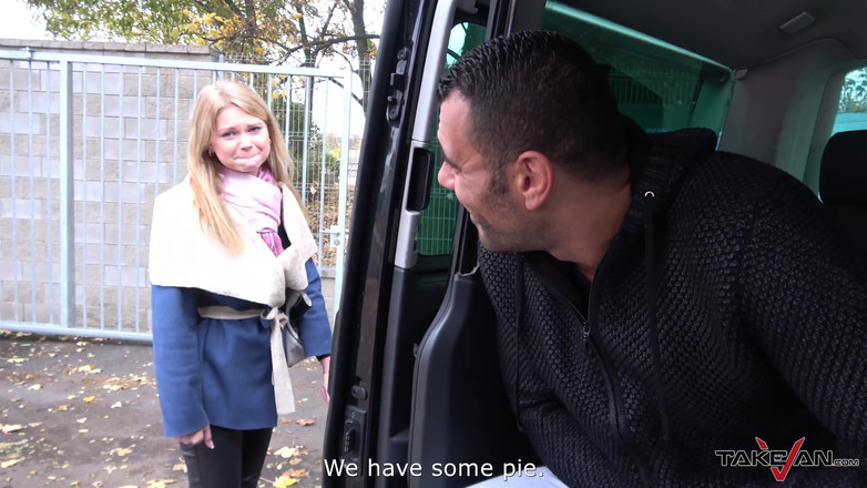 Take Van: अजनबी प्यारी खोई हुई सुनहरे बालों वाली की सवारी करता है और उसे ड्राइविंग वैन में चोदता है