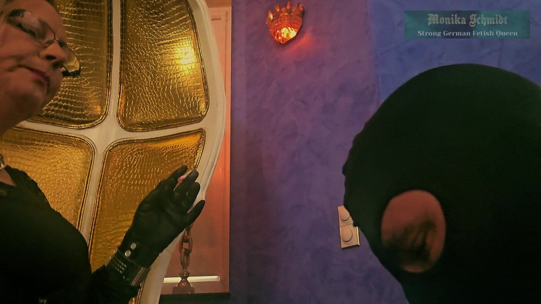 Strict Senz: Monika Schmidt Dominazione Femminile Che Fuma Posacenere Umano Adorazione Dello...