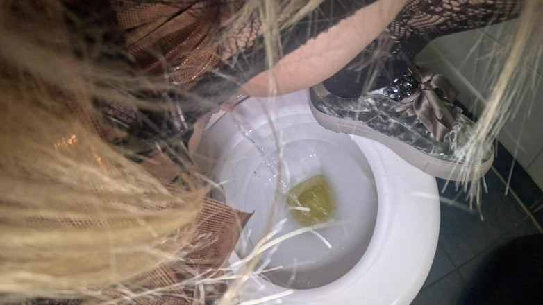 Beverly peach: Mijn heetste pis in het openbare toilet!
