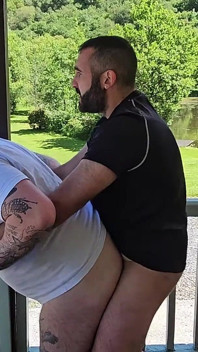 Outdoor-bär fickt ohne gummi in der Öffentlichkeit