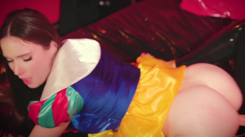 Cosplayground: Hazel Moore dans le rôle de Blanche-Neige squirte sur Bianca...