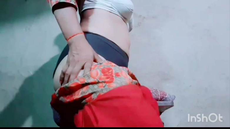 TricolorMusic3: Sambil menekan payudaranya di atas pakaiannya, dia secara bertahap menjadi...