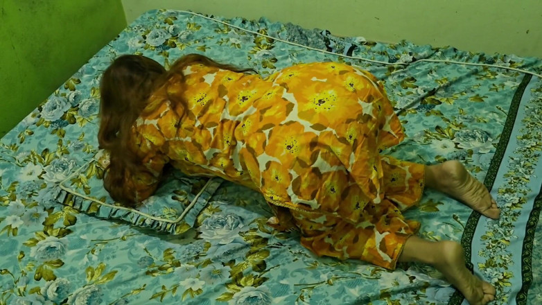 Faryal: Une belle tatie pakistanaise invite un garçon sexy à gros cul...