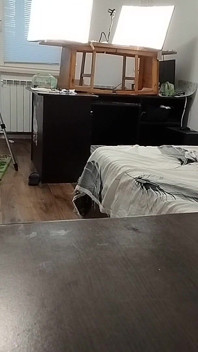 Istri nakal ini lagi asik olahraga sambil bugil di rumah! Si seksi rambut cokelat lagi asik sambil pakai stoking ketat